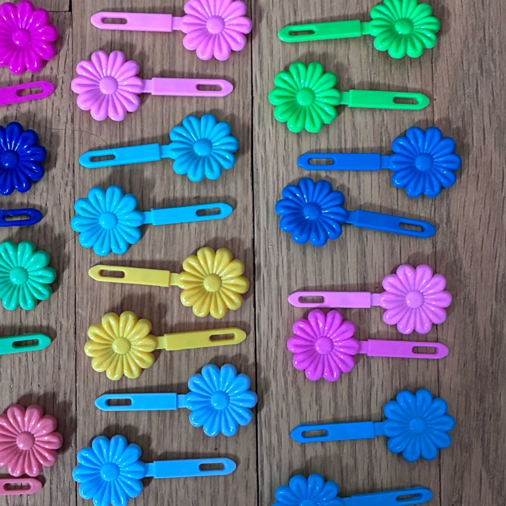 Plastic retro hair barrettes. Set of 34 Snap Close Daisy hair clips. Opaque - Picture 8 of 11